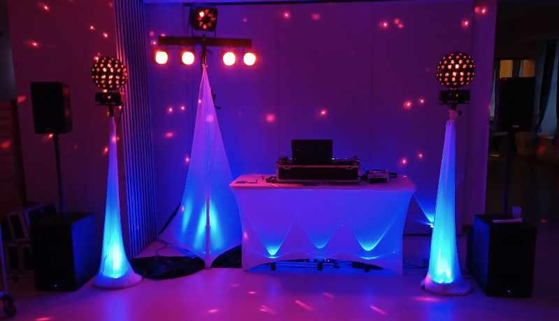 Musik zur Party - Bühne mit Licht- und Tonanlage