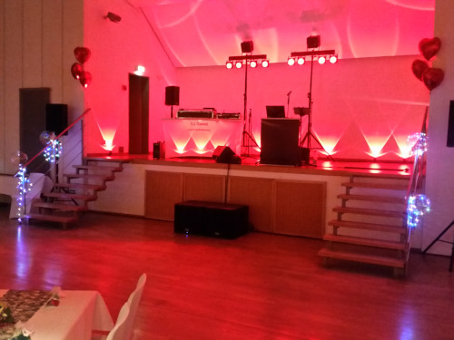 Musik zur Hochzeit - Bühne mit Licht- und Tonanlage