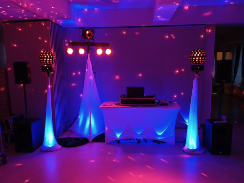 Musik zur Party - Bühne mit Licht- und Tonanlage
