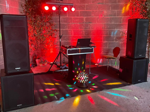 Aufbau DJ-Anlage und Beleuchtung zu einer Party