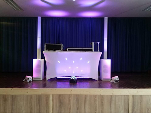 Aufbau DJ-Anlage und Beleuchtung in edlem Weiß zur Hochzeit