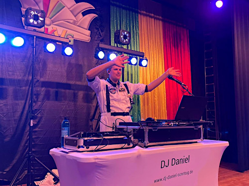 DJ Daniel macht Stimmung beim Fasching