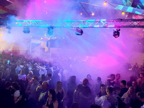 volle Tanzfläche bei DJ Daniel Sonntag